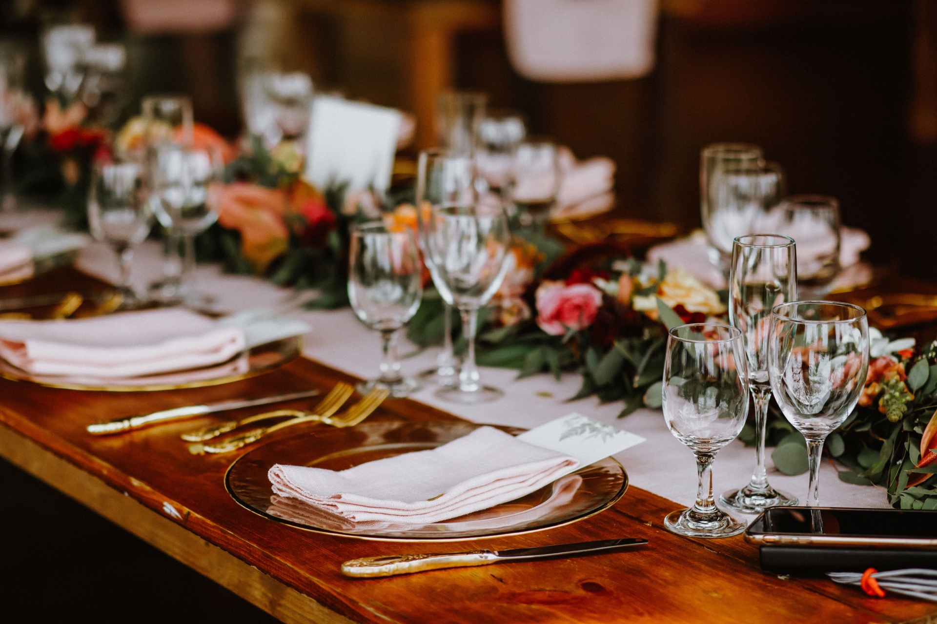 Bord dekket på i rustikk stil til et selskap. For eksempel bryllup, bursdag, jubileum, konfirmasjon